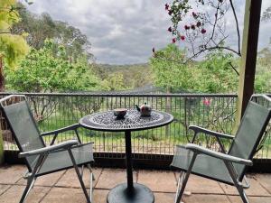 Perfect View Retreat in Forest的阳台或露台