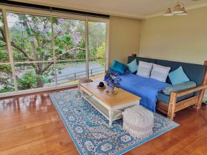 Perfect View Retreat in Forest的休息区