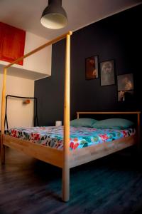 a bedroom with a bunk bed with a wooden post at GiuiuzzaMia in Palermo