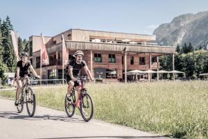 Jízda na kole v ubytování Boutique Hotel LechZeit nebo okolí