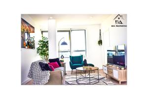 un soggiorno con divano, sedie e TV di Impeccable 2-Bed Apartment in Bracknell Fparking a Bracknell