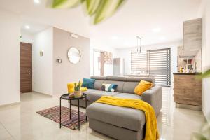 Posezení v ubytování Modern, Bright & Spacious Apartment near the sea