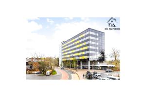 een weergave van een gebouw met een parkeerplaats bij Bracknell Blissful Apartment Retreat free parking in Bracknell