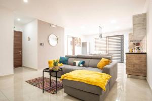 Posezení v ubytování Modern, Bright & Spacious Apartment near the sea