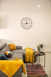 Posezení v ubytování Modern, Bright & Spacious Apartment near the sea