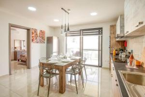 Kuchyň nebo kuchyňský kout v ubytování Modern, Bright & Spacious Apartment near the sea