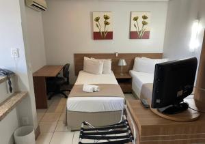 Łóżko lub łóżka w pokoju w obiekcie Sun Square Suítes Hotel By Lual