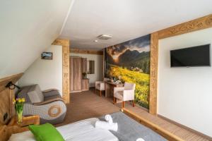 Televisyen dan/atau pusat hiburan di Hotel Eco Tatry Holiday& Spa