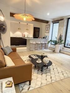 sala de estar con sofá y mesa en Appartement de charme avec cour en Aviñón