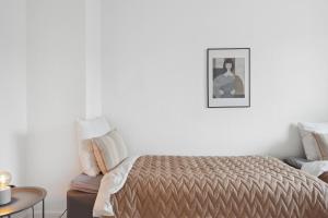 1 dormitorio con 1 cama y una foto en la pared en Come Stay 2 BR designed apartment close to Zoo, en Aalborg