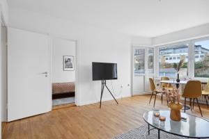 sala de estar con mesa y TV en Come Stay 2 BR designed apartment close to Zoo, en Aalborg