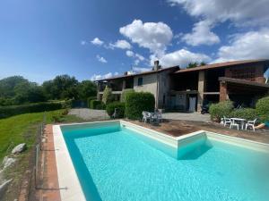 een zwembad voor een huis bij Villa Moia in Varese