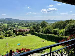 een uitzicht vanaf het balkon van een huis met een groen veld bij Villa Moia in Varese