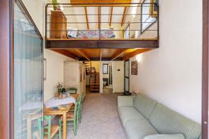 ein Wohnzimmer mit einem Sofa und einem Loft in der Unterkunft Pesco Agriturismo La Ferla in Toirano