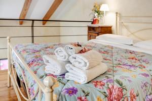 ein Schlafzimmer mit einem Bett mit Handtüchern darauf in der Unterkunft Pesco Agriturismo La Ferla in Toirano
