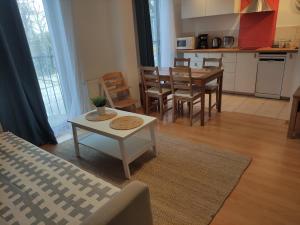 uma sala de estar e cozinha com mesa e cadeiras em centrumplażaGiżycko em Giżycko