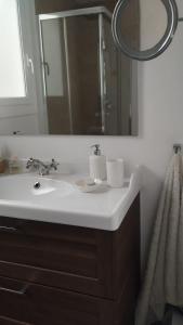 a bathroom with a sink and a mirror at Casa dess in Hospitalet de Llobregat