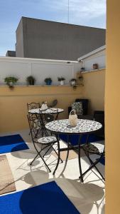 d'une terrasse avec 2 tables et des chaises sur un balcon. dans l'établissement Handy, à Brindisi