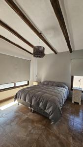 sypialnia z dużym łóżkiem w pokoju w obiekcie Moller Masi - Ayllu Huasi w mieście Purmamarca