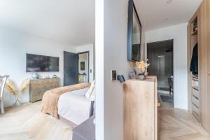 1 dormitorio con 1 cama y 1 habitación con espejo en Splendide Appartement Cosy, en Charenton-le-Pont