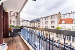 Apartamento con balcón con vistas a la ciudad en Splendide Appartement Cosy, en Charenton-le-Pont