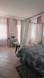 LA CASA DEI MASUE' في ألبا: غرفة نوم بسرير مع مظلة