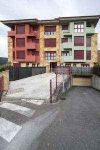 un parking vide devant un bâtiment dans l'établissement Deva Apartamento, à Soto del Barco