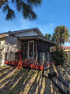 Fotografie z fotogalerie ubytování Cute 3/2 Siesta home steps from Siesta waters v destinaci Sarasota