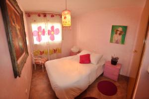 サンタ・クリスティーナ・ダロにあるVilla aitanaの小さなベッドルーム(白いベッド1台、窓付)