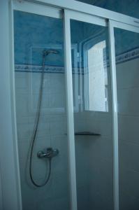 サンタ・クリスティーナ・ダロにあるVilla aitanaのバスルーム(ガラスドア、シャワー付)