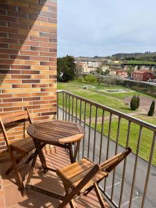 - Balcón con mesa de madera y 2 sillas en Casa Maria en Beranga