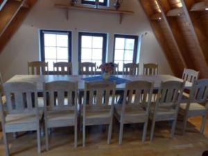 comedor con mesa y sillas en Große Ferienwohnung in 09548 Seiffen en Kurort Seiffen
