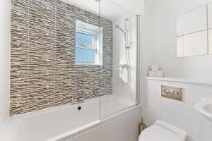 a bathroom with a shower and a toilet and a sink at Captivating 4 bed House - Parking - Sleeps 14 in Bristol