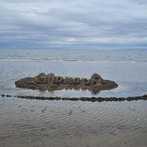 um castelo de areia na água na praia em Amber Coast & Sea em Jūrmala