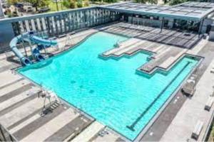 une piscine avec un toboggan au milieu dans l'établissement Rodeo Escape: Sleeps 8, Parking, Wi-Fi, Free Gym, à Houston