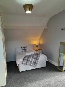 Postel nebo postele na pokoji v ubytování Singleton Short Stay Loft R10