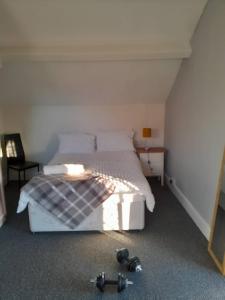 Un dormitorio con una cama blanca con luces. en Singleton Short Stay Loft R10 en Swansea