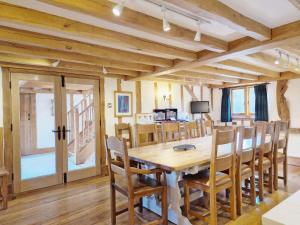 comedor con mesa de madera y sillas en Walnut Barn - Horsham, en Horsham