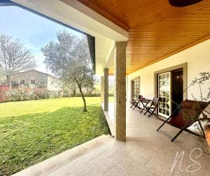eine Veranda eines Hauses mit Blick auf einen Hof in der Unterkunft CASA DA TIA ROSA in Fiscal