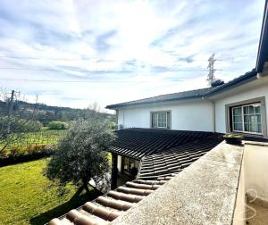 ein Haus mit mehreren Stufen im Hof in der Unterkunft CASA DA TIA ROSA in Fiscal + 4 Fotos