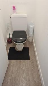 ein Badezimmer mit einem weißen WC und einem schwarzen Sitz in der Unterkunft Chambre Privée chez l'habitant in Bourg-la-Reine