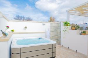 a hot tub on the side of a building at Villetta Giuvì con Jacuzzi Privata in Torre Pali 