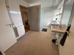 y baño con lavabo y espejo. en Q Work - Hostel, en Køge