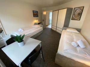een hotelkamer met 2 bedden en een tafel bij Q Work - Hostel in Køge