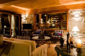 a living room with couches and a mirror at Solar Mirador Exclusive Resort e SPA in Praia do Rosa