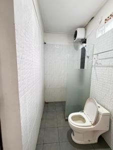 uma casa de banho com um WC branco numa cabina em FAKHIRA RESIDENCE HOTEL em Cianjur