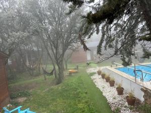 Bazén v ubytovaní Casa Rural de Rafael Cabañas de Madera alebo v jeho blízkosti