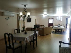 Afbeelding uit fotogalerij van Apartamento Solar dos Castanheiros in Prainha de Baixo