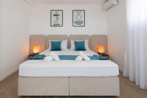 Postel nebo postele na pokoji v ubytování Pool apartments Lux