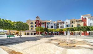 een groep gebouwen met een fontein op een binnenplaats bij Lovely Apartment in a 5* Golf Resort with beautiful Large Terrace in Torre-Pacheco